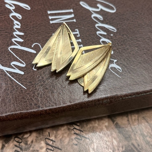 Vintage 70s Gold Tone Butterfly Feather Clip On Earrings - Picture 6 of 8